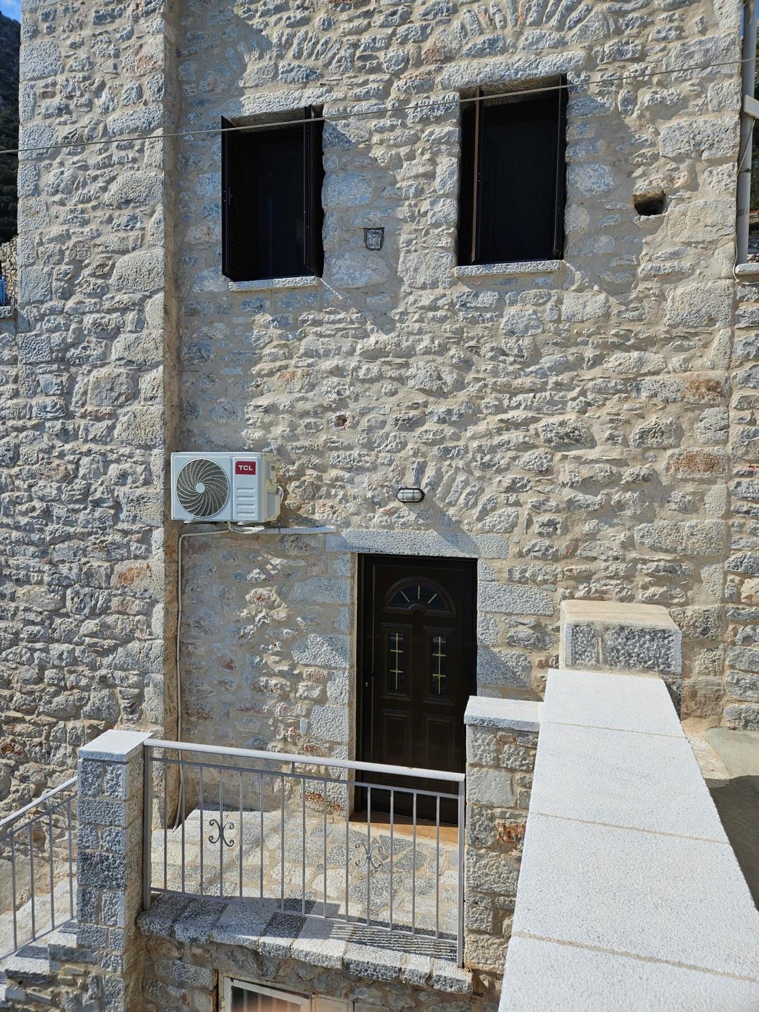 Apartment Rigas Stone Tower East Mani 2 Argilia